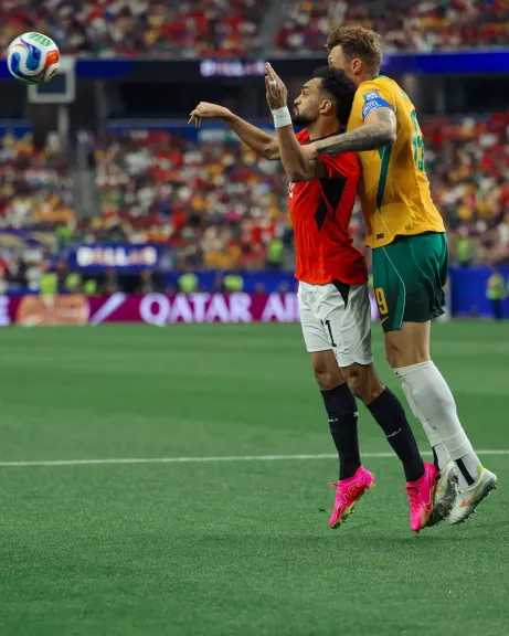هدف ذاتي.. محمد هاني يسجل بمباراة مصر وأستراليا بكأس العالم (فيديو)