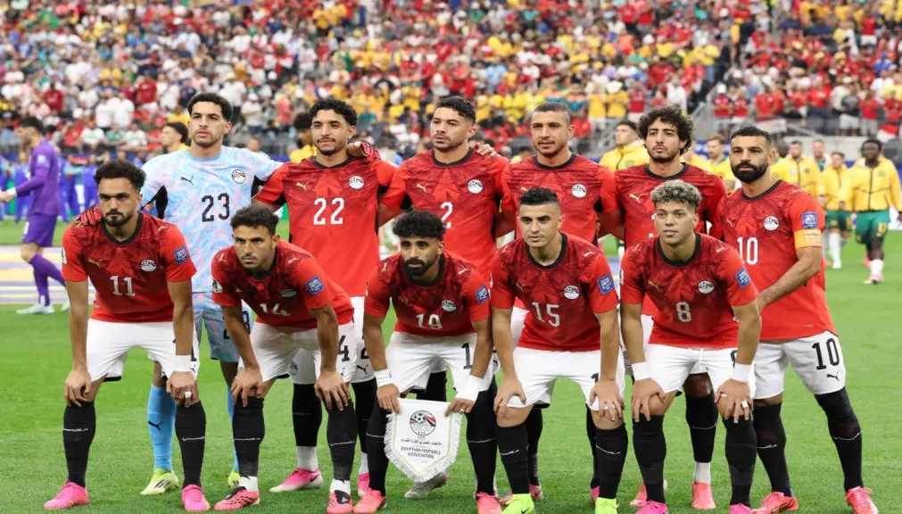 احتفالات الجماهير استمرت ساعات.. ماذا يحدث بمحيط مقر إقامة المنتخب المصري بكأس العالم؟