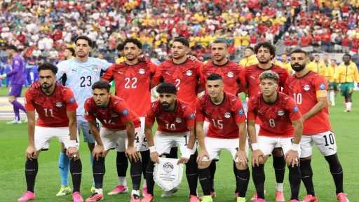 احتفالات الجماهير استمرت ساعات.. ماذا يحدث بمحيط مقر إقامة المنتخب المصري بكأس العالم؟