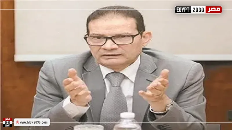 أستاذ علوم سياسية