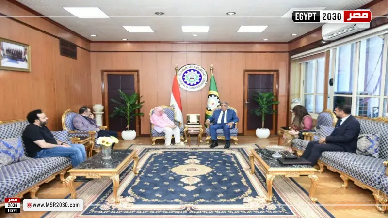 محافظ الدقهلية  يُكرّم السيدة آمال بعد حصولها على الدكتوراة