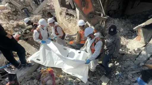 انتشال 8 جثامين من تحت أنقاض منزل في... انتشال 8 جثامين من تحت أنقاض منزل في غزة واستمرار الغارات الإسرائيلية