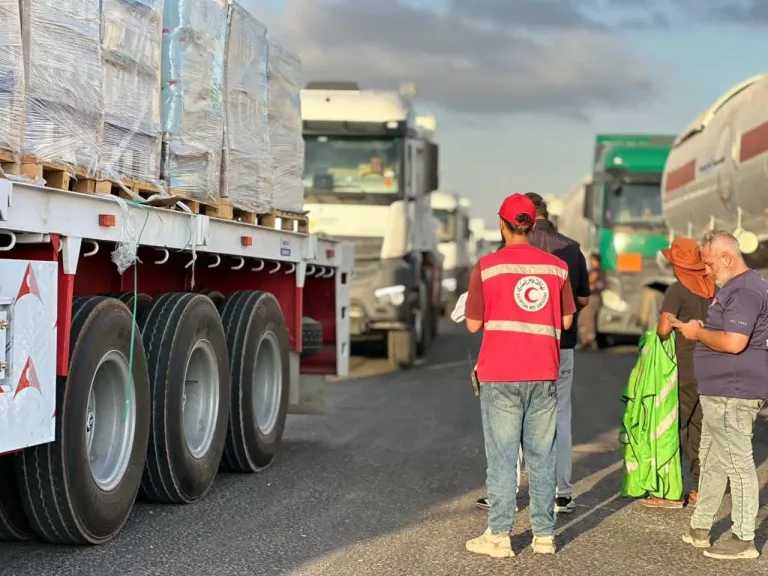 قافلة ”زاد العزة” الـ230 تدخل إلى الفلسطينيين في قطاع غزة
