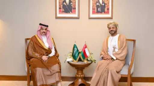 وزيرا خارجية السعودية وعمان يبحثان التطورات بمضيق هرمز وزيرا خارجية السعودية وعمان يبحثان التطورات بمضيق هرمز