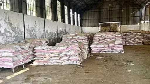الداخلية تضبط مصنع غير مرخص لإنتاج الأعلاف المغشوشة... الداخلية تضبط مصنع غير مرخص لإنتاج الأعلاف المغشوشة بالشرقية وتحجز 675 طنا من المضبوطات