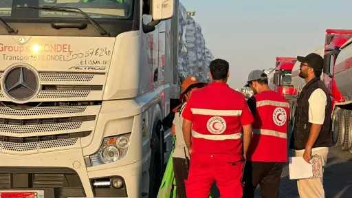 الهلال الأحمر المصري يطلق قافلة زاد العزة رقم... الهلال الأحمر المصري يطلق قافلة زاد العزة رقم 231 محملة بأطنان المساعدات الإنسانية
