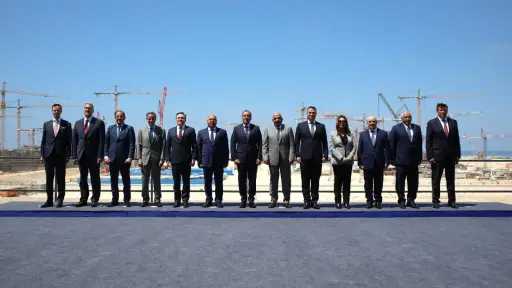 المدير العام روساتوم ورئيس الوزراء يشهدان تركيب وعاء... المدير العام روساتوم ورئيس الوزراء يشهدان تركيب وعاء المفاعل الثاني بمحطة الضبعة النووية