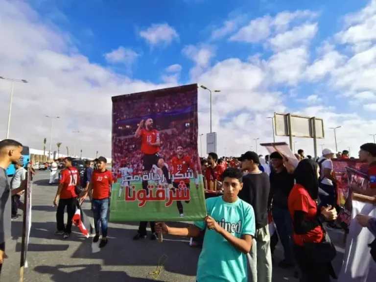 حشد الآلاف أمام مطار العلمين الجديد لاستقبال منتخب مصر بعد كأس العالم