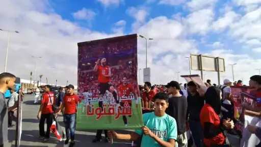 حشد الآلاف أمام مطار العلمين الجديد لاستقبال منتخب... حشد الآلاف أمام مطار العلمين الجديد لاستقبال منتخب مصر بعد كأس العالم
