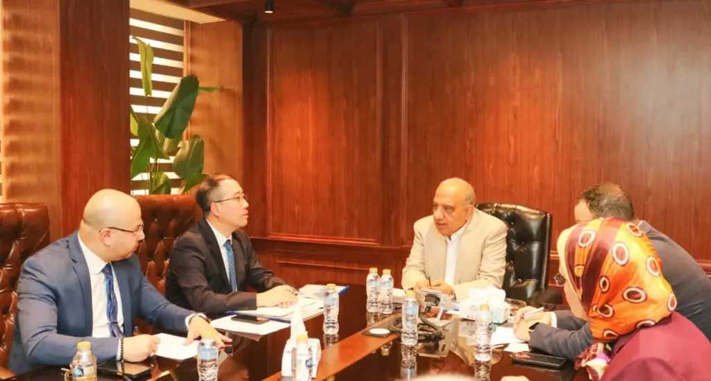 وزير الكهرباء يبحث مع مجموعة الصين الجنوبية الحلول المبتكرة لدمج الطاقات المتجددة
