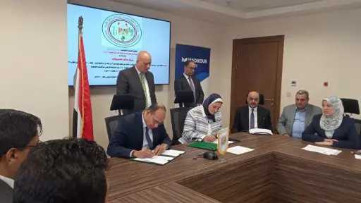 «المصرية لنقل الكهرباء» توقع عقد إنشاء خط جهد... «المصرية لنقل الكهرباء» توقع عقد إنشاء خط جهد 500 كيلوفولت لدعم الشبكة الموحدة