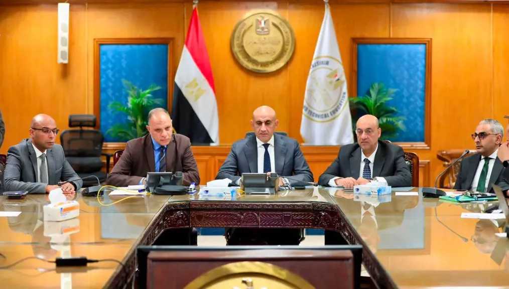 عبد اللطيف يتابع سير امتحانات الثانوية العامة من غرفة العمليات المركزية بالوزارة