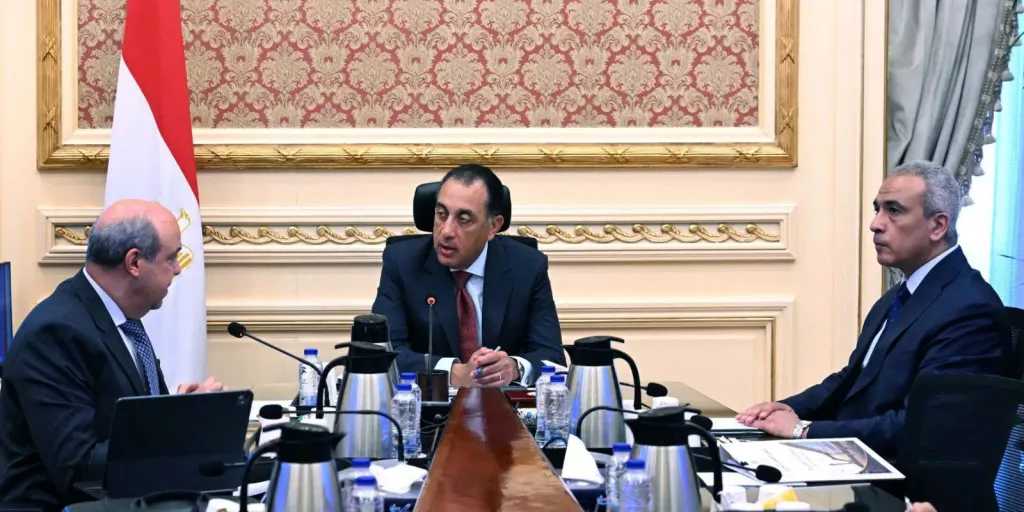 رئيس الوزراء يستعرض الموقف التنفيذي لمشروع مبني الركاب 4 بمطار القاهرة الدولي