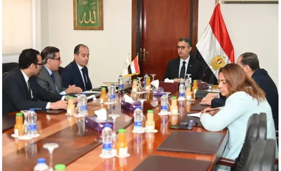 وزير التموين خلال الاجتماع