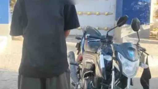 خلاف على أولوية المرور ينتهي بتحطيم سيارة.. ضبط قائد دراجة نارية بالإسكندرية