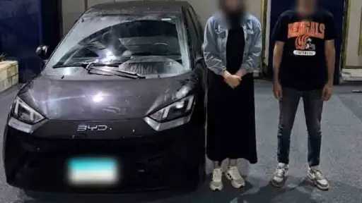 ضبط سمسار وفتاة بعد ظهورهما في فيديو بأفعال خادشة للحياء داخل سيارة بالإسكندرية