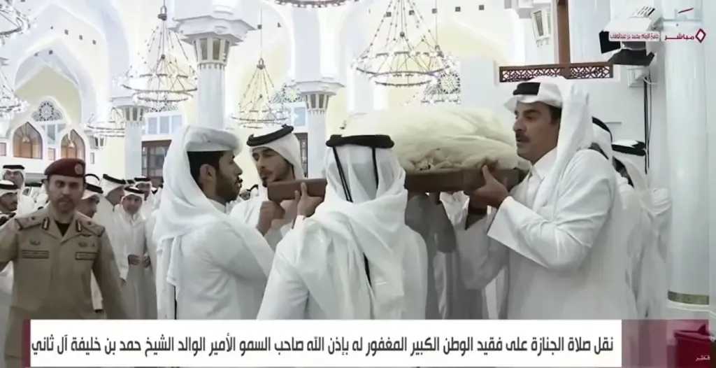 أمير قطر يحمل جثمان والده الراحل حمد بن خليفة خلال مراسم تشييعه بالدوحة