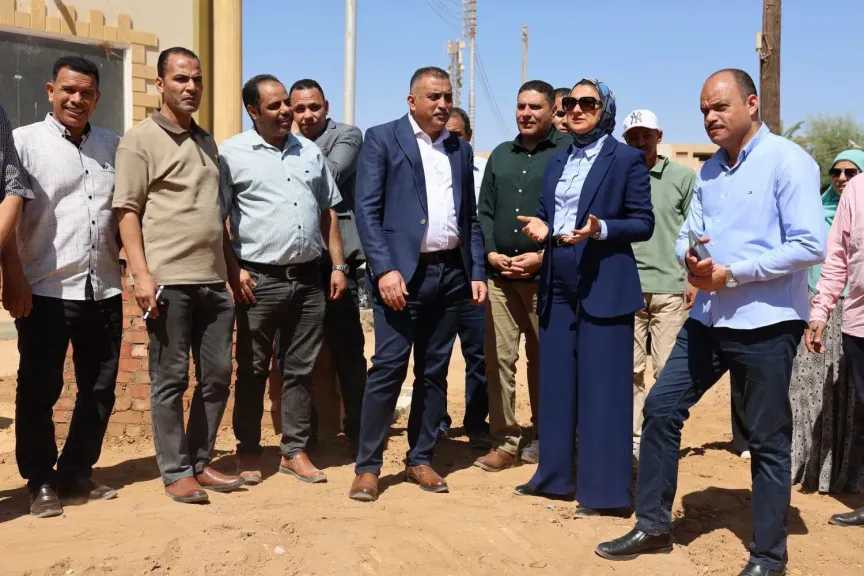 محافظ الوادي الجديد تبحث تأهيل مبني التضامن الاجتماعي السابق بالداخلة