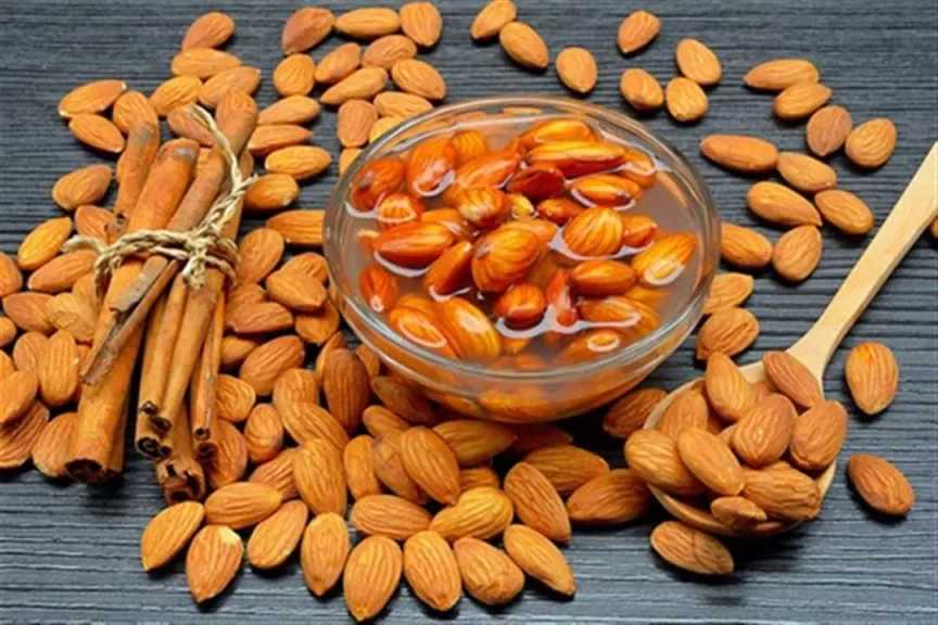 هل يساعد اللوز المنقوع على الريق في ضبط سكر الدم؟