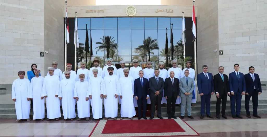 وزير العدل يستقبل وفداً قضائياً من سلطنة عُمان.. ويستعرض تجربة التحول الرقمي في المحاكم