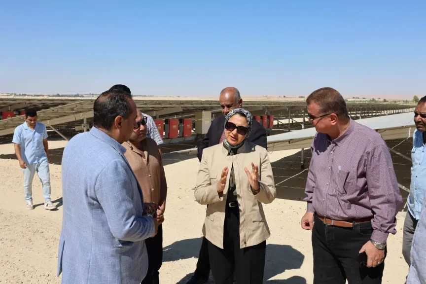 محافظ الوادي الجديد تتفقد محطة الطاقة الشمسية بالفرافرة