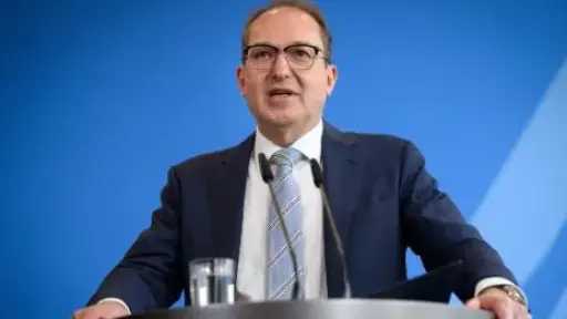 وزير الداخلية الألماني يحذر من ارتفاع خطر وقوع... وزير الداخلية الألماني يحذر من ارتفاع خطر وقوع هجمات في البلاد