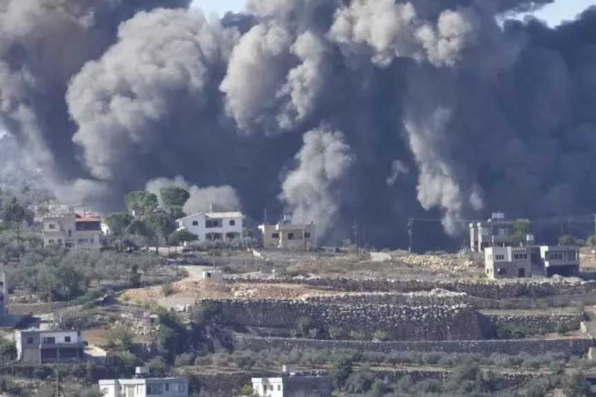 إسرائيل تنفذ غارات وتفجيرات وقصفا مدفعيا وقطعا للأشجار بجنوب لبنان