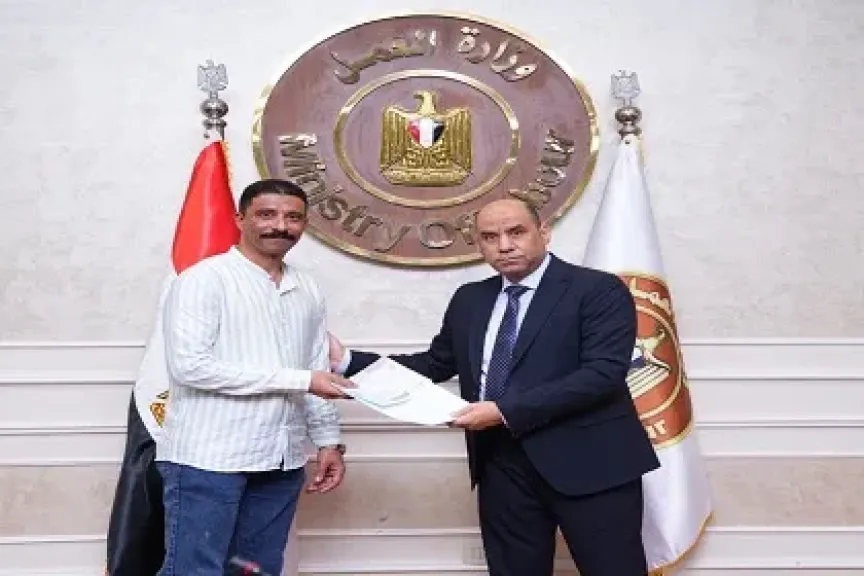 وزير العمل يُسلّم عقود عمل جديدة