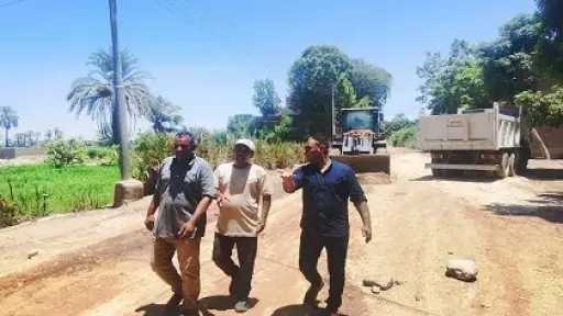 رئيس مركز ومدينة أرمنت يتابع ميدانياً حملات النظافة... رئيس مركز ومدينة أرمنت يتابع ميدانياً حملات النظافة وتمهيد الطرق وإزالة مخالفات البناء