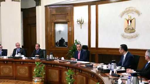 مدبولي يتابع تنفيذ تكليفات الرئيس السيسي بشأن التوسع... مدبولي يتابع تنفيذ تكليفات الرئيس السيسي بشأن التوسع في التحول الرقمي لحماية المال العام