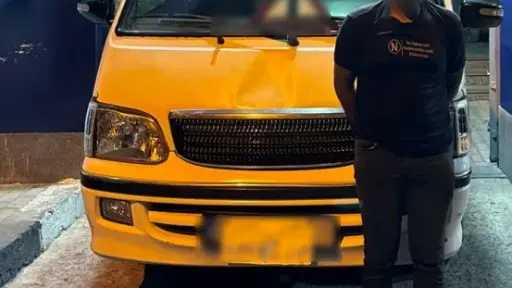زوج يحاول إجبار زوجته على استقلال ميكروباصه بالإسكندرية..... زوج يحاول إجبار زوجته على استقلال ميكروباصه بالإسكندرية.. والداخلية تكشف ملابسات الفيديو المتداول