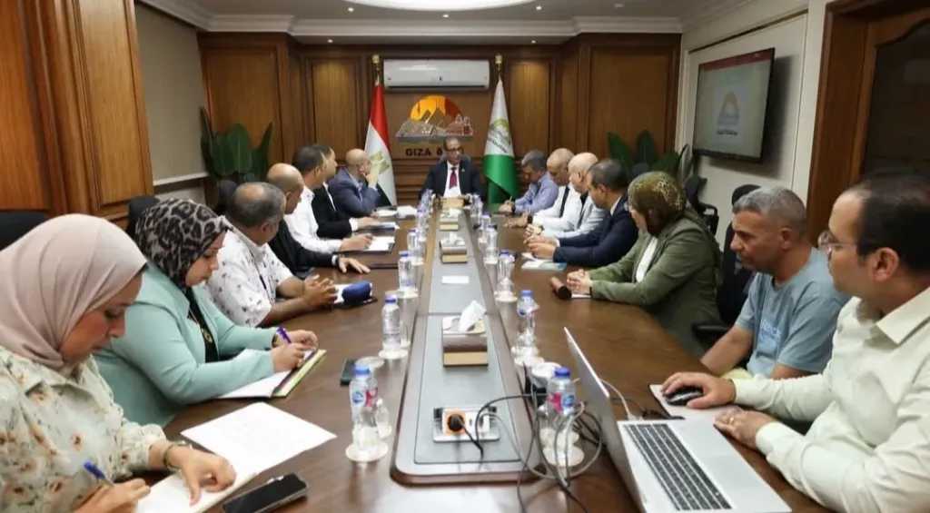محافظ الجيزة يتابع موقف المتغيرات المكانية مع رؤساء المراكز
