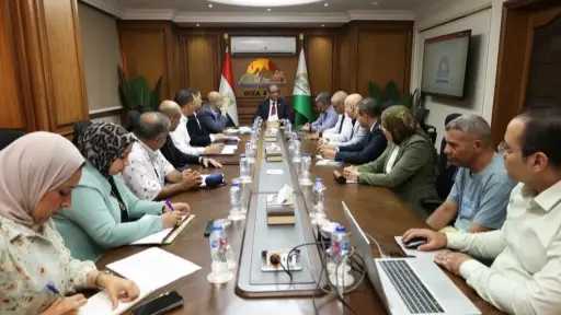 محافظ الجيزة يتابع موقف المتغيرات المكانية مع رؤساء... محافظ الجيزة يتابع موقف المتغيرات المكانية مع رؤساء المراكز
