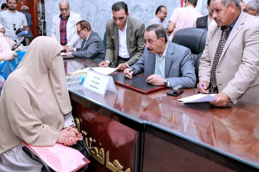 محافظ سوهاج يعقد اللقاء الجماهيري الأسبوعي ويوجه بسرعة الاستجابة لمطالب المواطنين