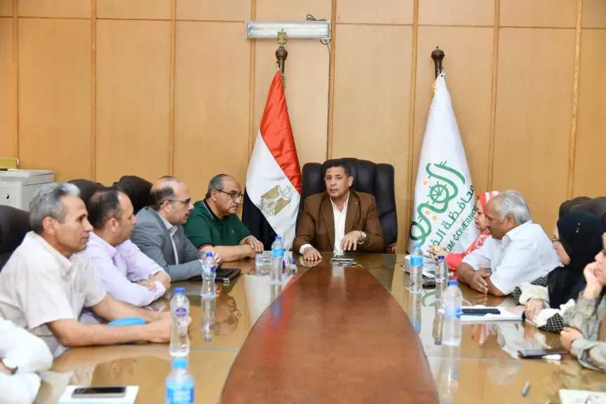 السكرتير العام المساعد لمحافظ الفيوم يناقش آليات ضبط منظومة العمل الإداري والارتقاء بمستوى الأداء الخدمي