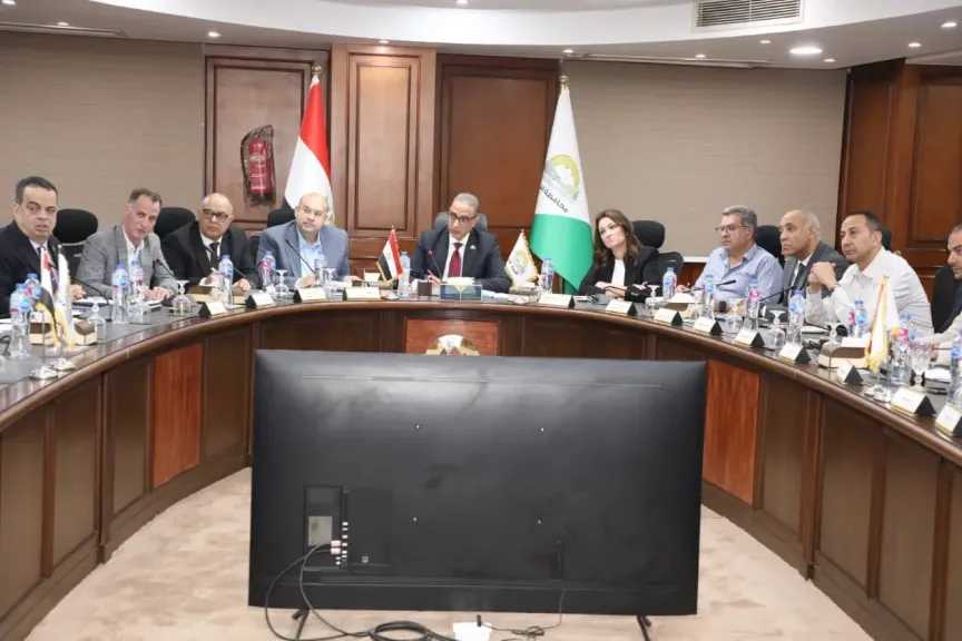 محافظ الجيزة يؤكد أهمية تسريع إجراءات تقنين أراضي الدولة وإعداد خريطة سعرية عادلة