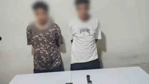 سرقا هاتفه وهدداه بسلاح أبيض.. ضبط عاطلين بعد... سرقا هاتفه وهدداه بسلاح أبيض.. ضبط عاطلين بعد تداول فيديو الواقعة بأسوان