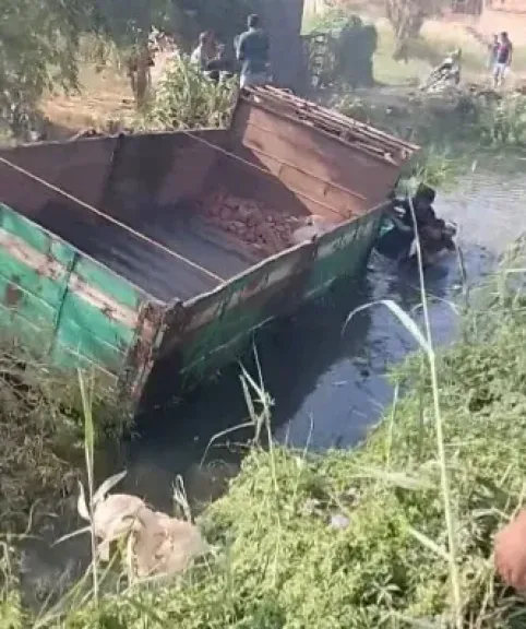 سقوط سيارة نقل في ترعة بالصف