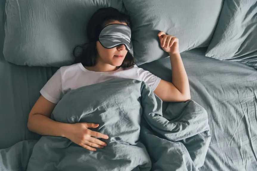 أطعمة تساعد على النوم في الجو الحار.. لماذا يزداد الأرق مع ارتفاع الحرارة؟