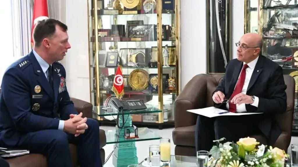 قائد أفريكوم يبحث مع وزير الدفاع التونسي تعزيز التعاون العسكري