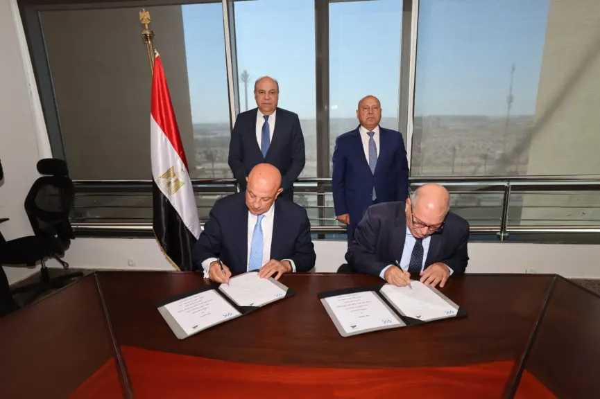 وزيرا النقل والطيران المدني يشهدان توقيع بروتوكول لتنفيذ اعمال مشروعات رفع كفاءة وصيانة الممرات الرئيسية والخدمية بالمطارات