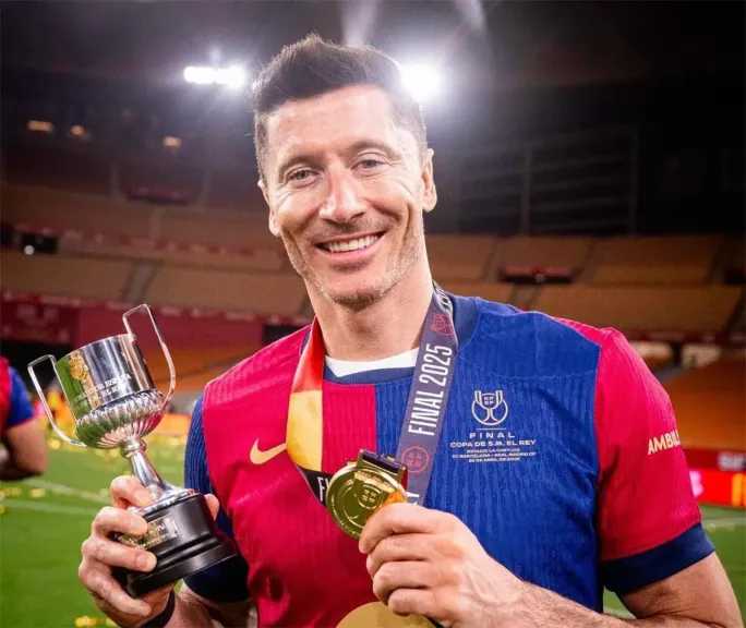 ليفاندوفسكي: برشلونة قادر على التتويج بدوري أبطال أوروبا.. وريال مدريد أصبح أقوى مع مورينيو