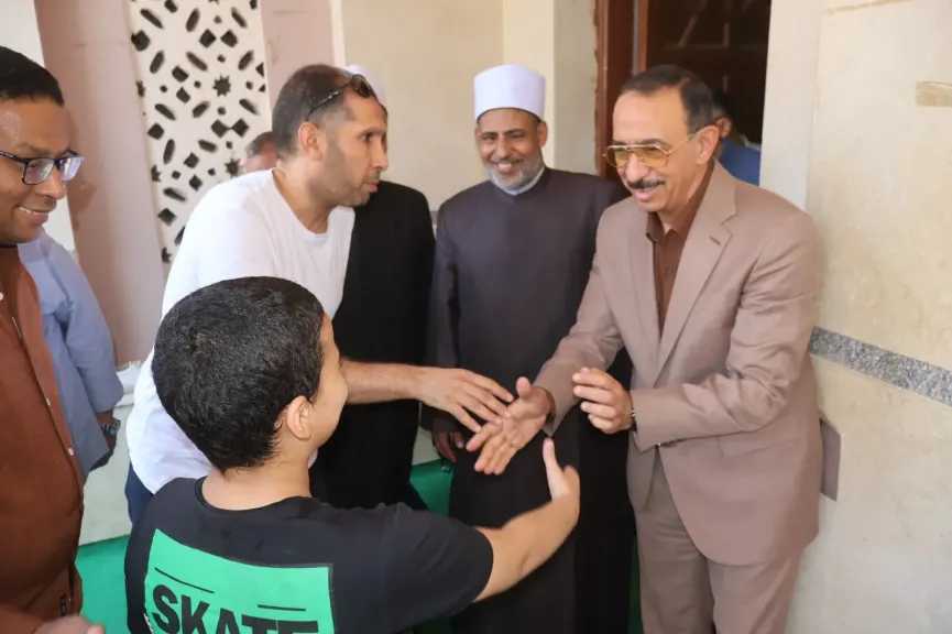 محافظ سوهاج يؤدي صلاة الجمعة بمسجد الشرطة بمدينة ناصر
