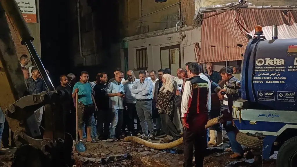 محافظ دمياط يتابع أعمال إصلاح كسر بخط المياه