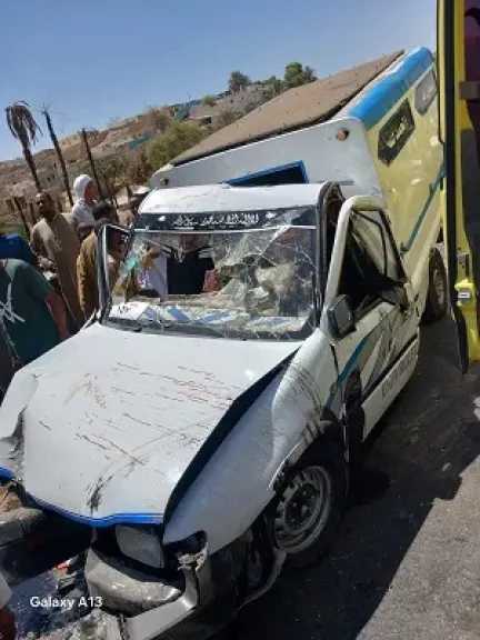 إصابة 11 شخصًا في انقلاب سيارة بأسوان