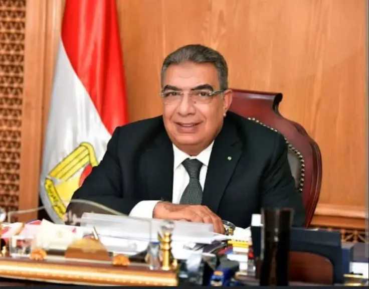 محافظ الدقهلية يهنىء الطالب يوسف محمود لحصوله على المركز الثالث على الجمهورية بالثانوية الأزهرية