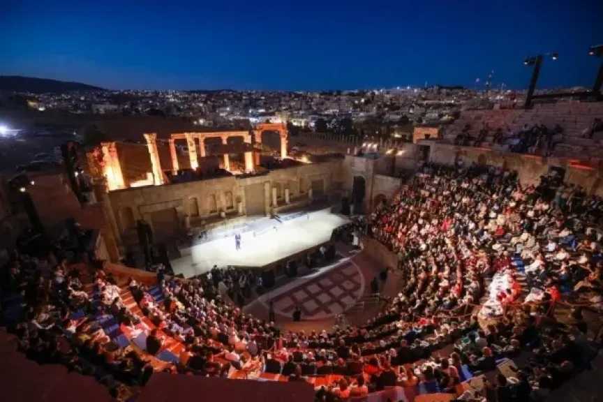 مهرجان جرش يواصل تألقه في دورته الـ40.. حضور جماهيري كبير وعروض فنية تجمع نجوم الوطن العربي