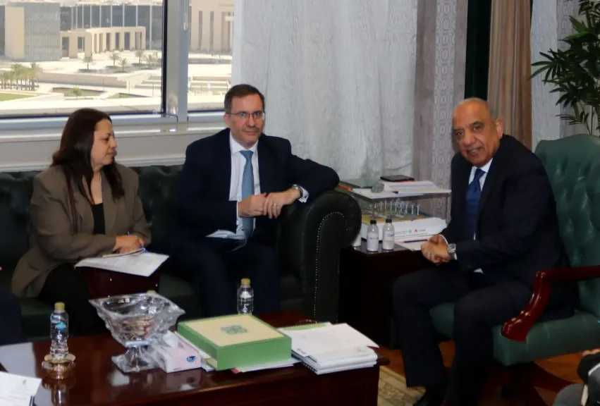 وزير الكهرباء يستقبل السفير البريطاني لبحث تعزيز الشراكة بمجالات تحديث الشبكات وأنظمة تخزين الطاقة