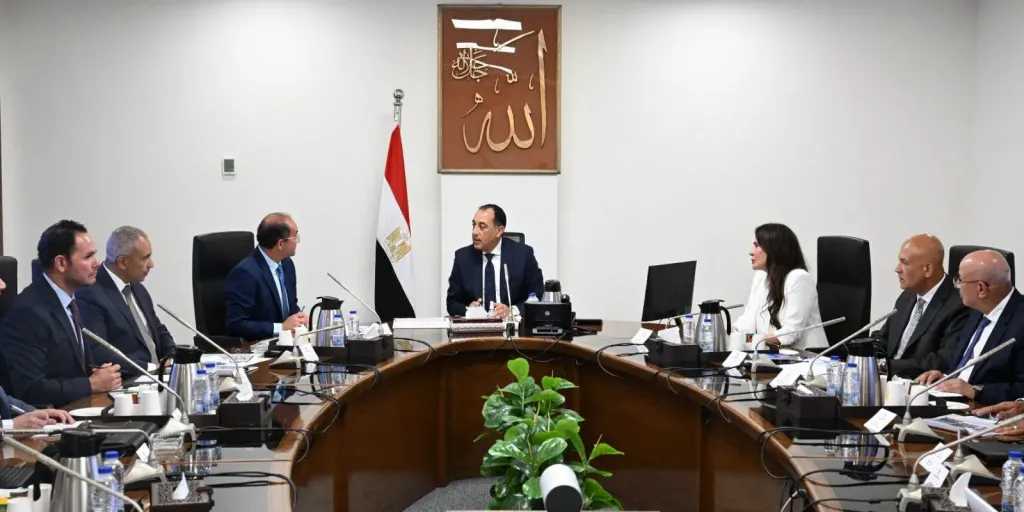 رئيس الوزراء يُتابع ملف تشغيل وصيانة محطات معالجة الصرف الصحي