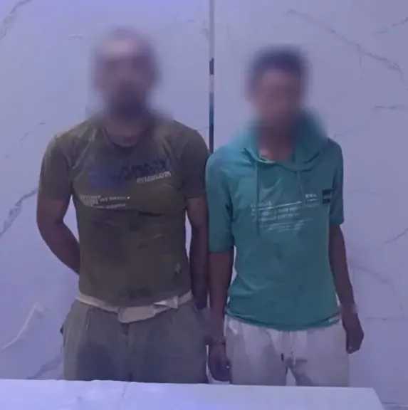 بعد تداول فيديو الواقعة.. ضبط شخصين أثناء محاولتهما سرقة عمود حديدي من حرم مترو حدائق القبة